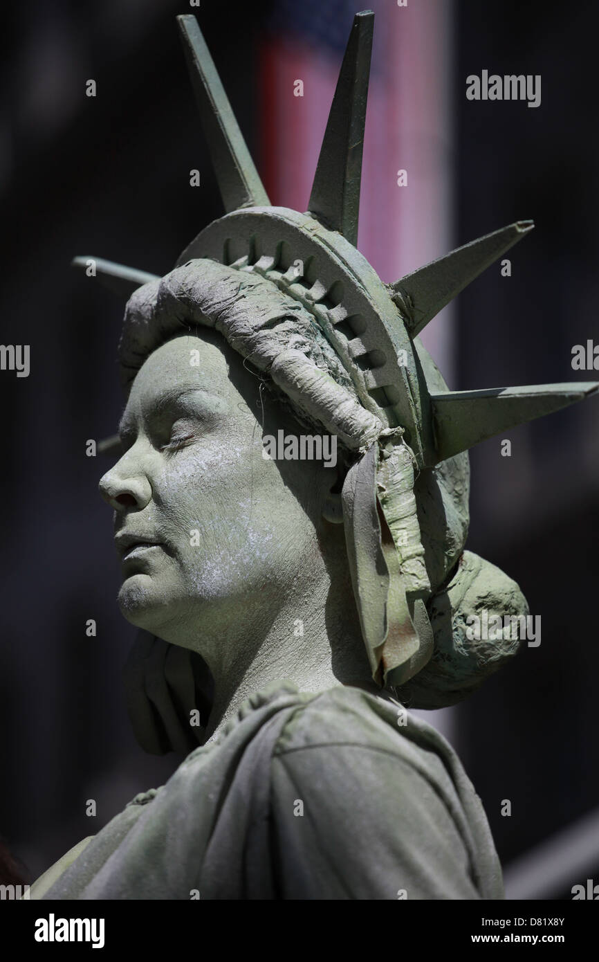 Una strada attore imita la statua della libertà all'annuale "Mondo su Regent Street' festival a Londra, 2013. Foto Stock