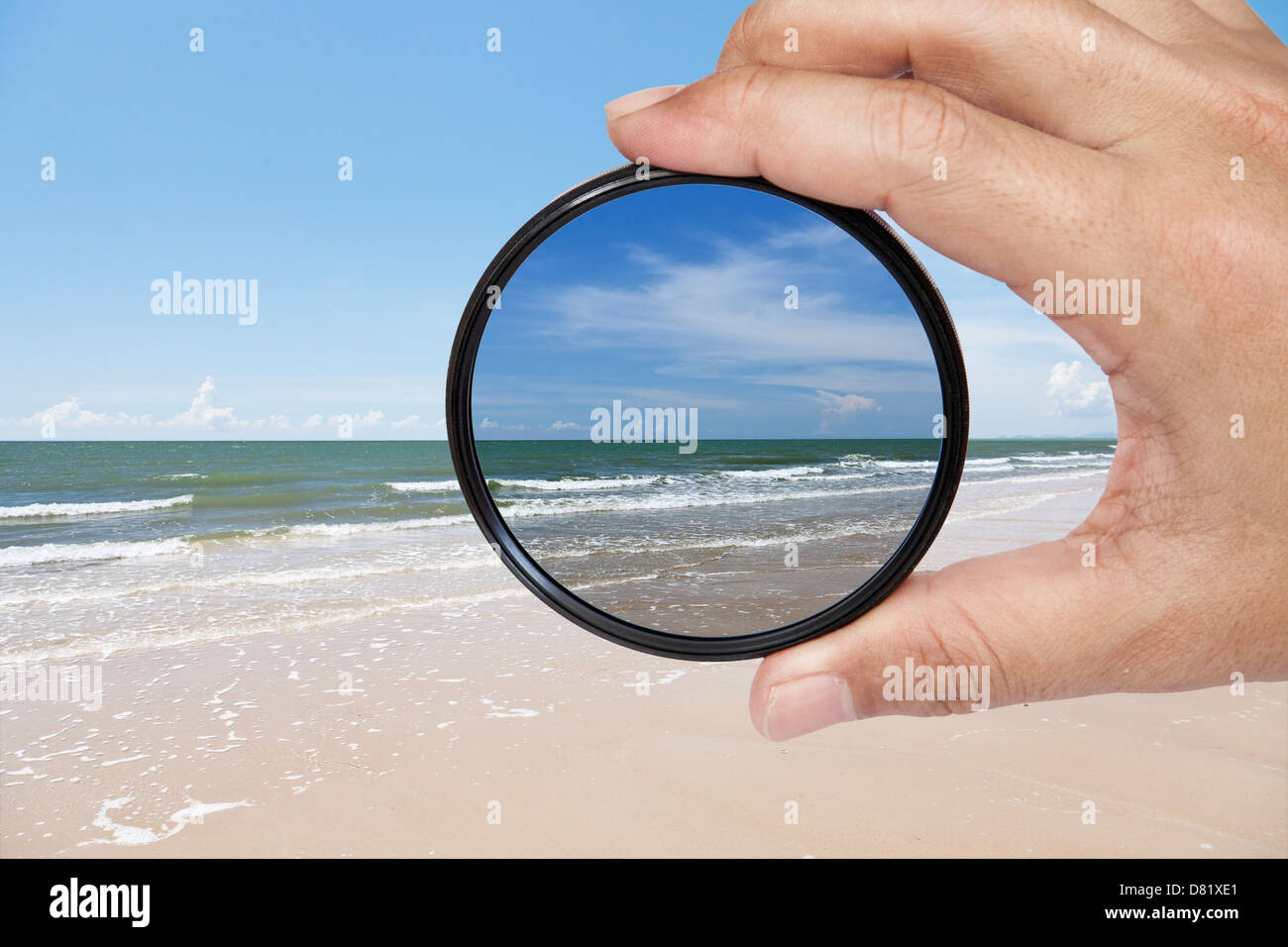 Filtro trattenuto contro la spiaggia dando chiarezza Foto Stock