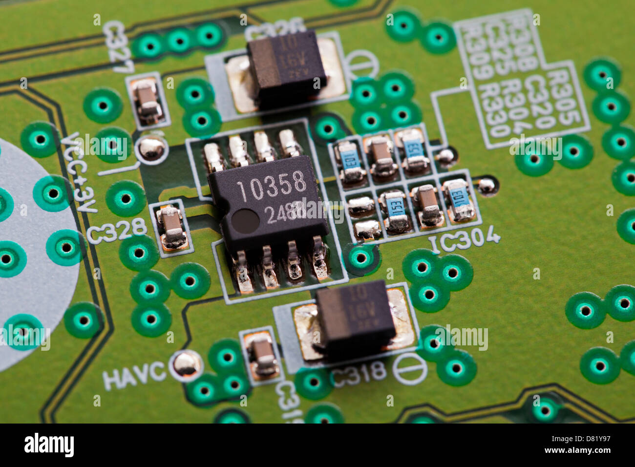 Primo piano dettaglio del chip di circuito integrato su una scheda di circuito Foto Stock