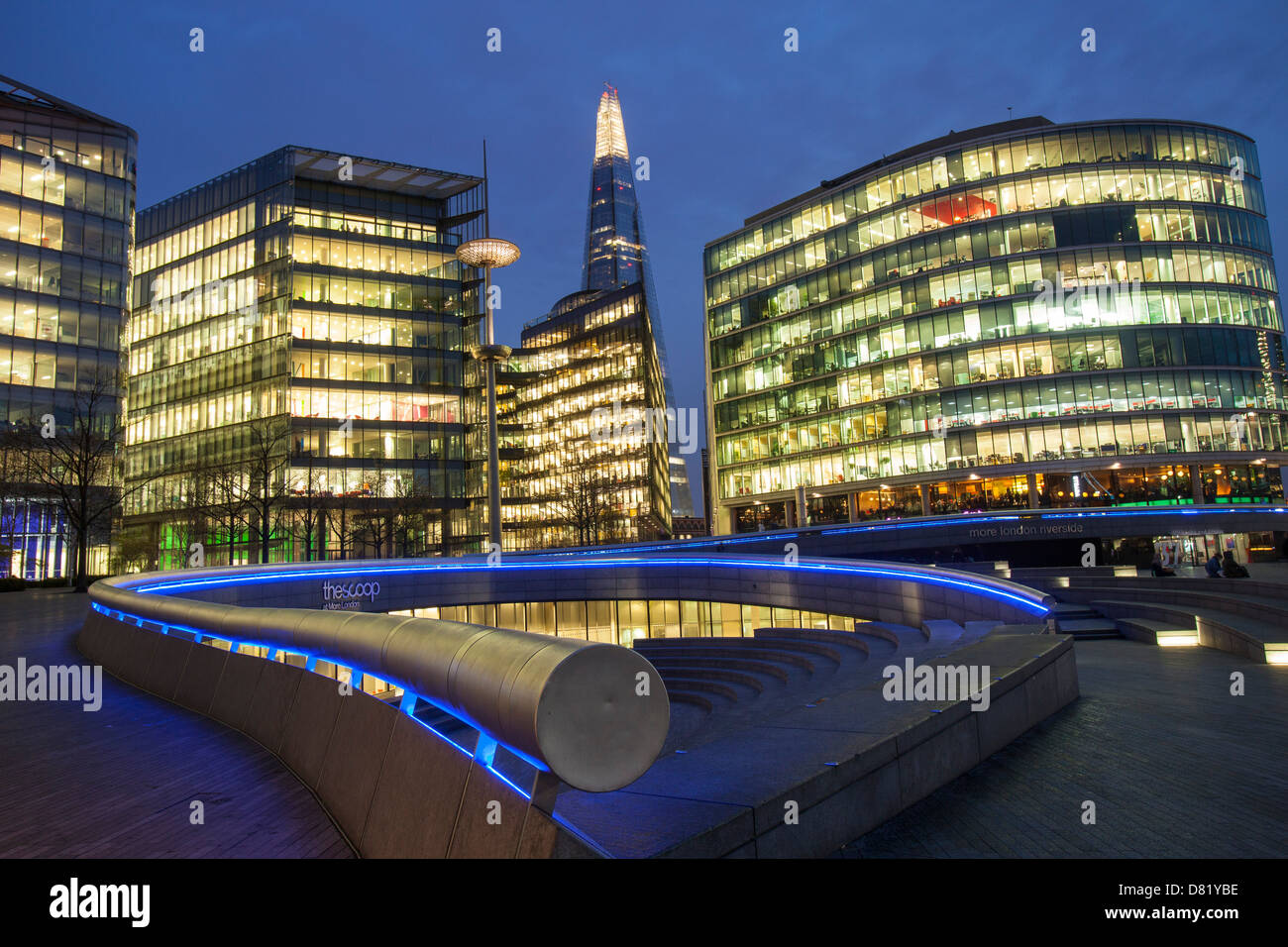 Edifici energia ardente di notte, più di Londra, il Tamigi Embankment, Londra, Regno Unito. Foto Stock