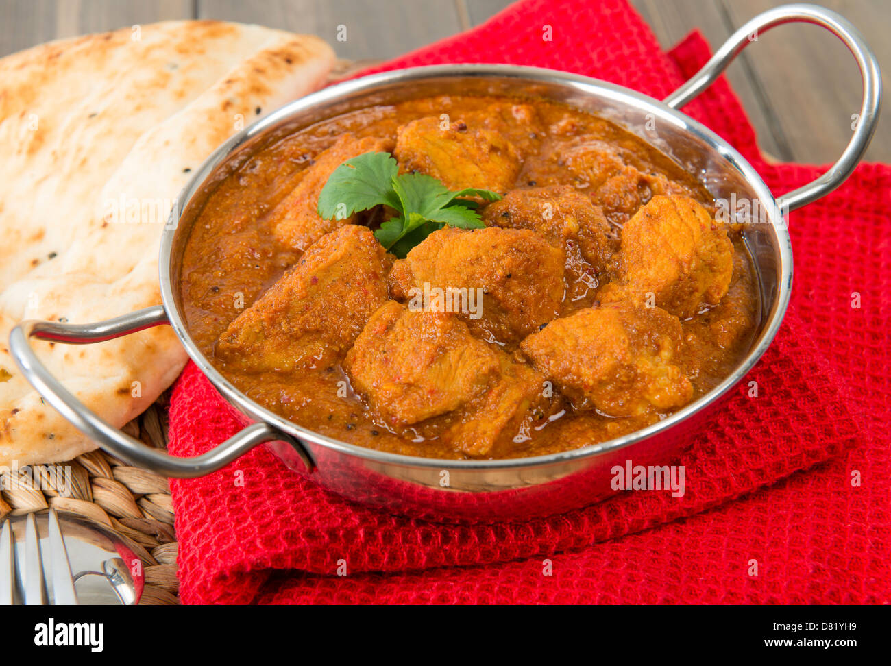 Goa Vindaloo di maiale - indiano di maiale al curry con pane naan. Cucina tradizionale da Goa. Foto Stock