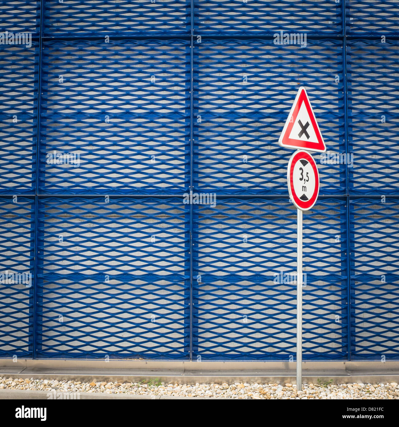 Il bivio segno blu e facciata in metallo Foto Stock