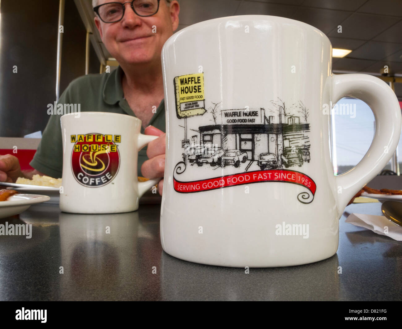 Uomo di bere il caffè, la Waffle House Restaurant USA Foto Stock