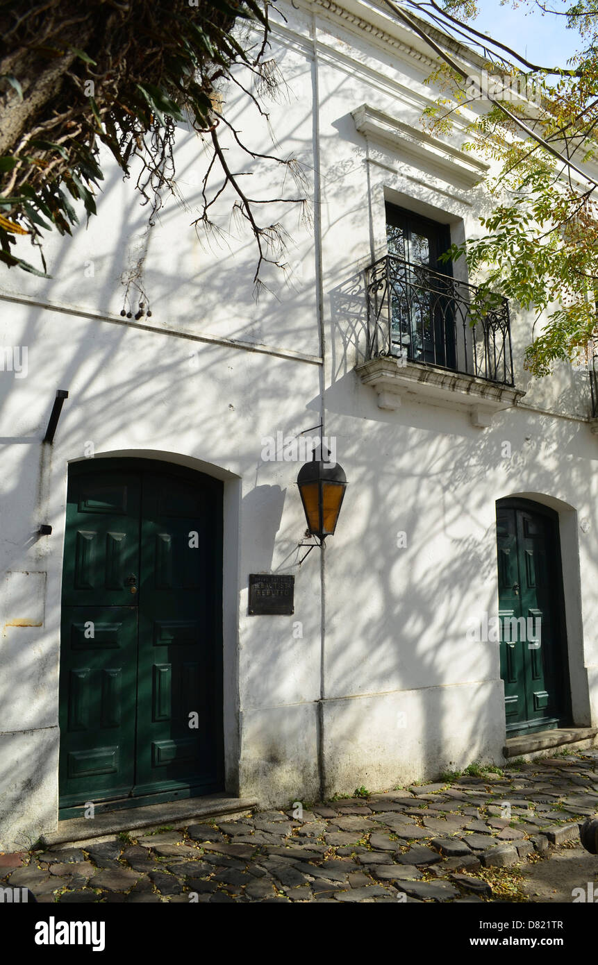 Un stile coloniale spagnolo basandosi sulle strade alberate di Colonia del Sacremento, Uruguay Foto Stock