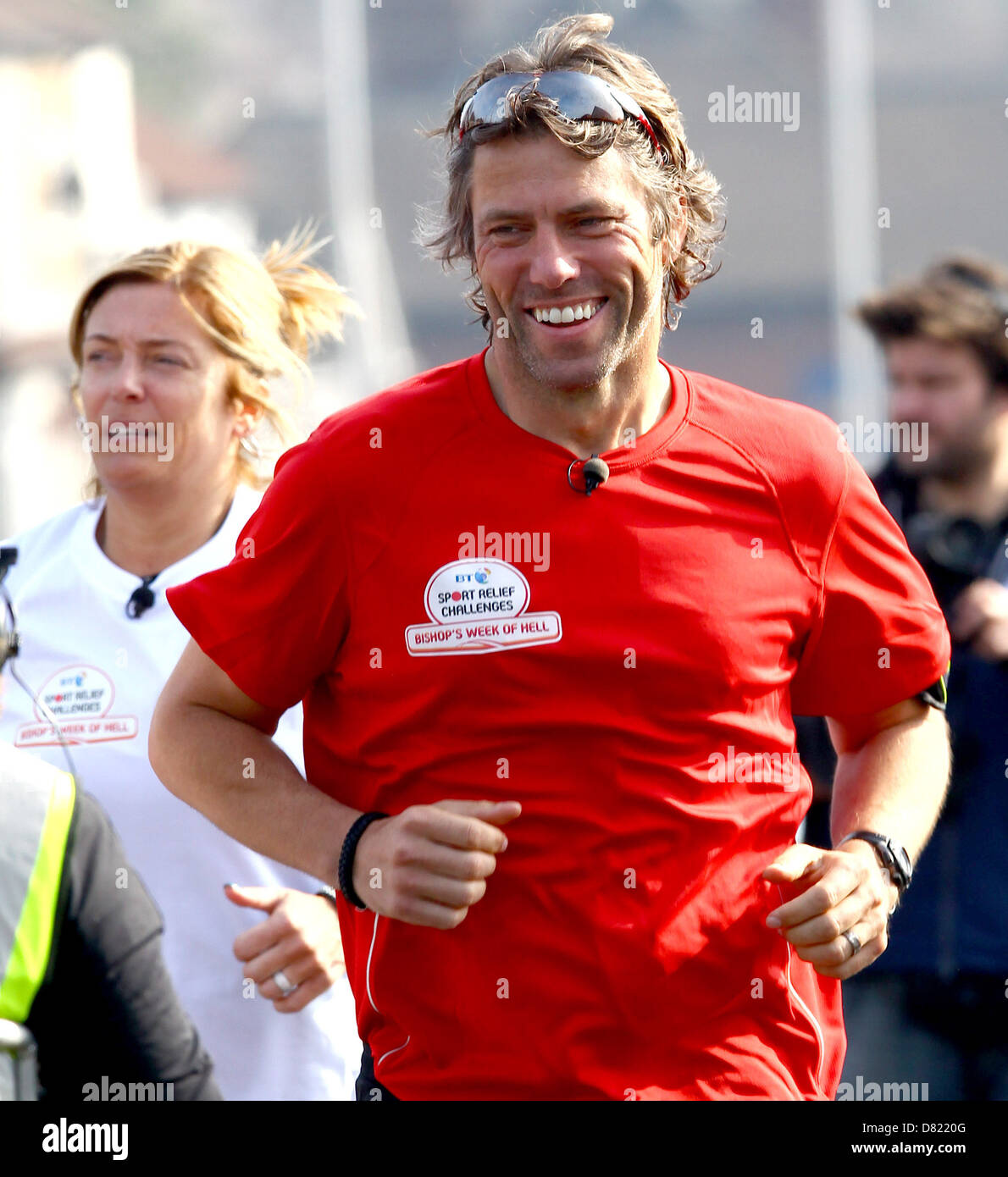 Funnyman Giovanni Vescovo corre attraverso il Kent sul secondo dei suoi tre maratone consecutive da parte del Vescovo per la settimana di Inferno per Foto Stock