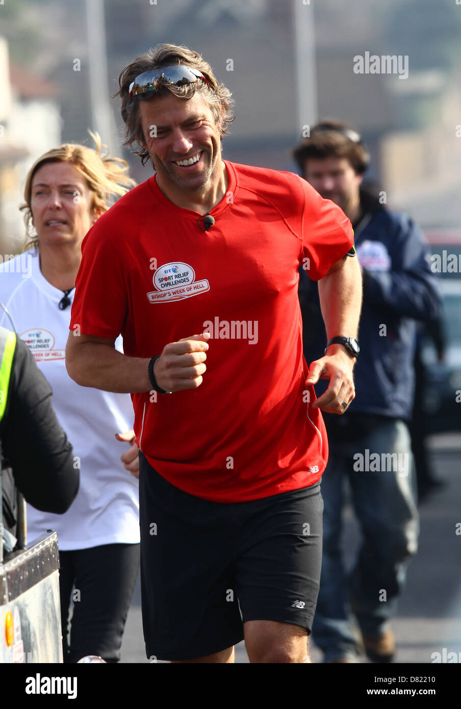 Funnyman Giovanni Vescovo corre attraverso il Kent sul secondo dei suoi tre maratone consecutive da parte del Vescovo per la settimana di Inferno per Foto Stock