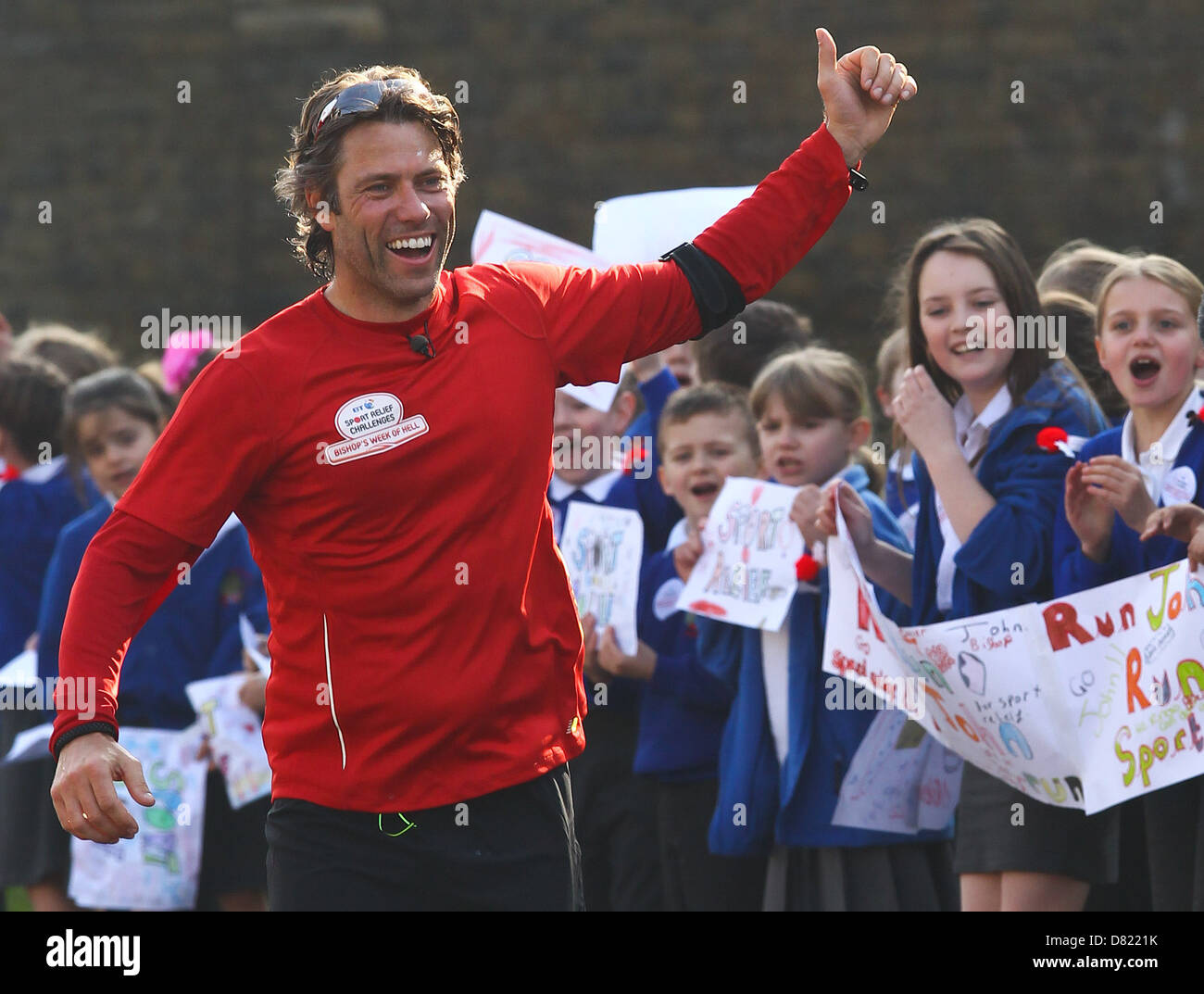 Funnyman Giovanni Vescovo corre attraverso il Kent sul secondo dei suoi tre maratone consecutive da parte del Vescovo per la settimana di Inferno per Foto Stock