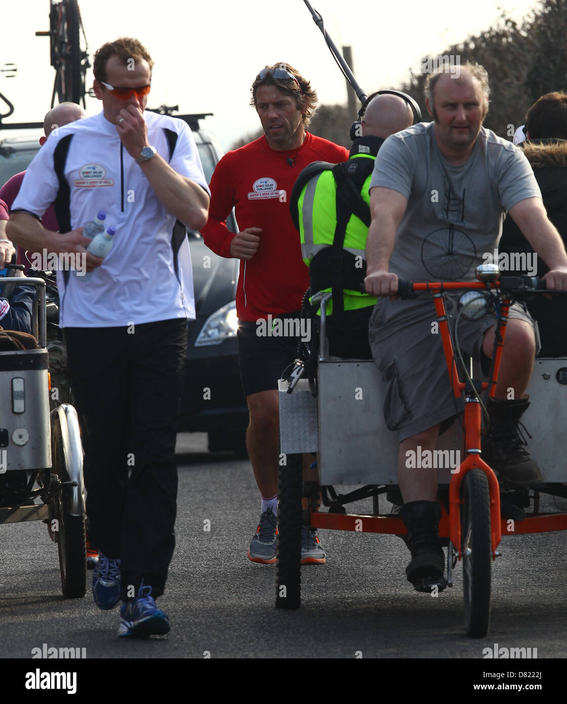Funnyman Giovanni Vescovo corre attraverso il Kent sul secondo dei suoi tre maratone consecutive da parte del Vescovo per la settimana di Inferno per Foto Stock