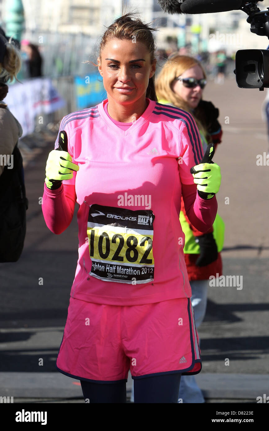 Katie Price, aka Jordan, completa la Brighton Mezza Maratona 2012 in 2 ore e 44 minuti di Brighton, Inghilterra - 19.02.12 Foto Stock