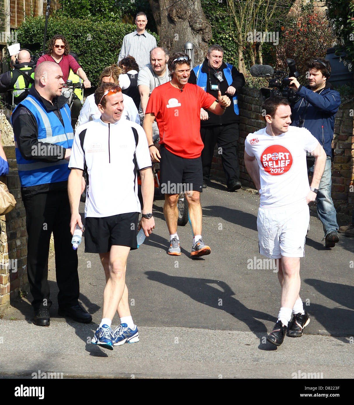 Funnyman Giovanni Vescovo corre attraverso il Kent sul secondo dei suoi tre maratone consecutive da parte del Vescovo per la settimana di Inferno per Foto Stock