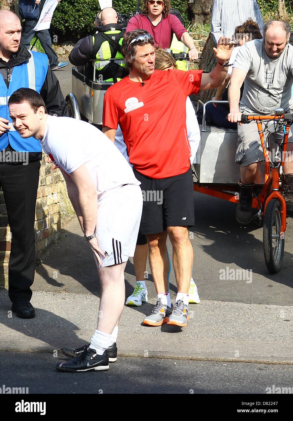 Funnyman Giovanni Vescovo corre attraverso il Kent sul secondo dei suoi tre maratone consecutive da parte del Vescovo per la settimana di Inferno per Foto Stock