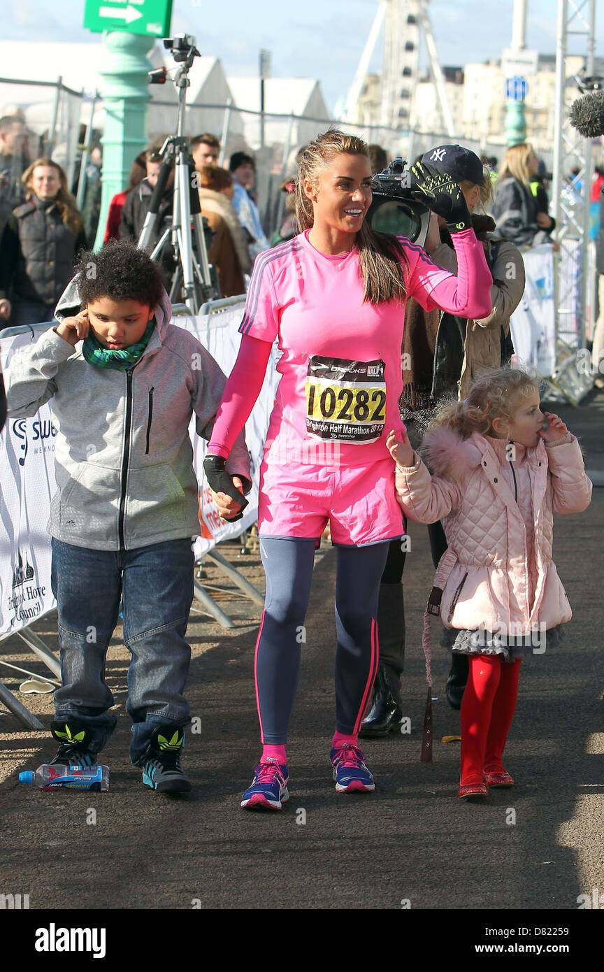 Katie Price, aka Jordan, con i suoi figli Harvey e Princess Tiaamii dopo aver completato la Brighton Mezza Maratona 2012 Foto Stock