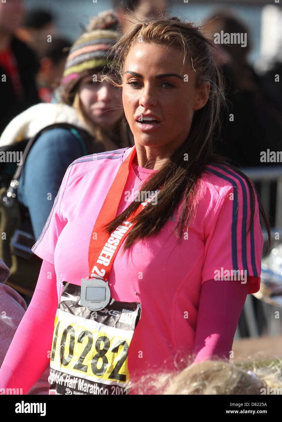 Katie Price, aka Jordan, completa la Brighton Mezza Maratona 2012 in 2 ore e 44 minuti di Brighton, Inghilterra - 19.02.12 Foto Stock