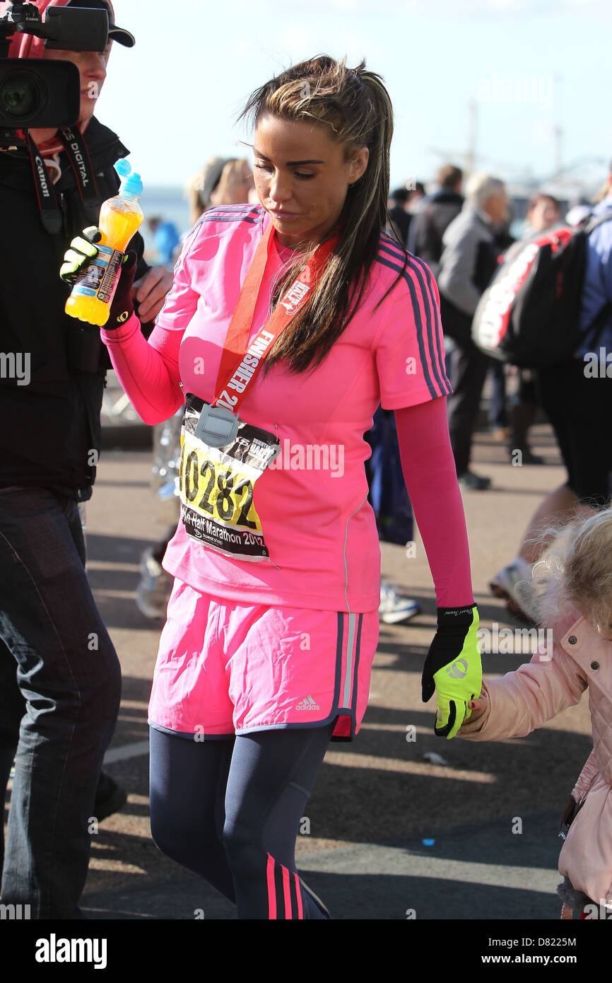 Katie Price, aka Jordan, completa la Brighton Mezza Maratona 2012 in 2 ore e 44 minuti di Brighton, Inghilterra - 19.02.12 Foto Stock