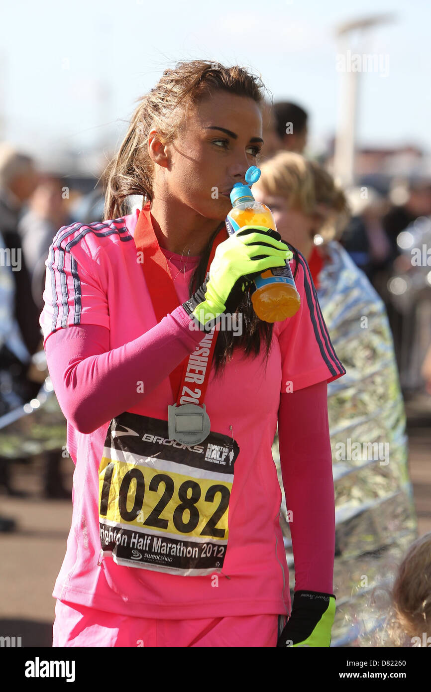 Katie Price, aka Jordan, completa la Brighton Mezza Maratona 2012 in 2 ore e 44 minuti di Brighton, Inghilterra - 19.02.12 Foto Stock