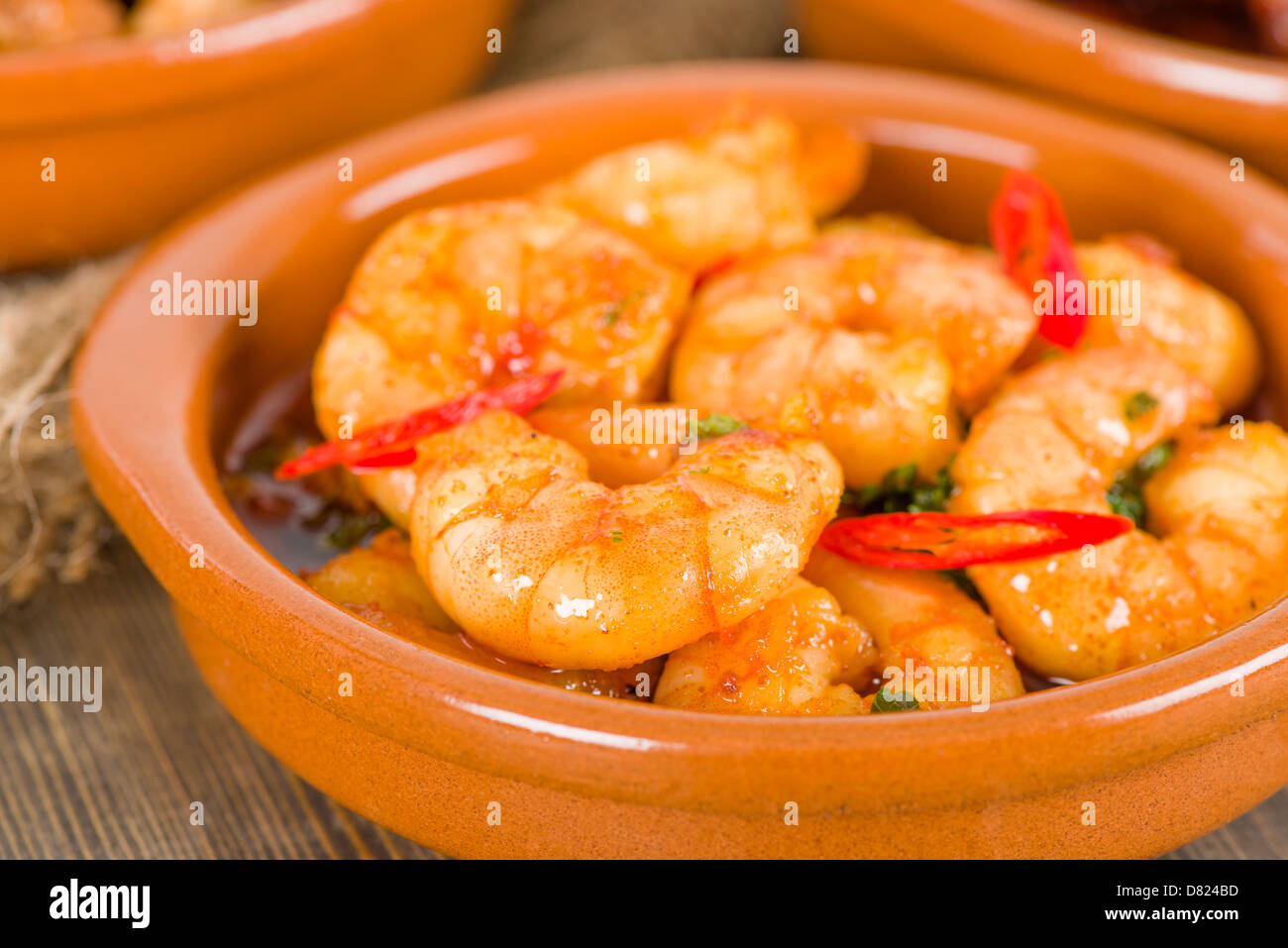Gambas al pil pil (sfrigolanti di gamberi con peperoncino e aglio). Tapas tradizionali spagnole piatto. Foto Stock