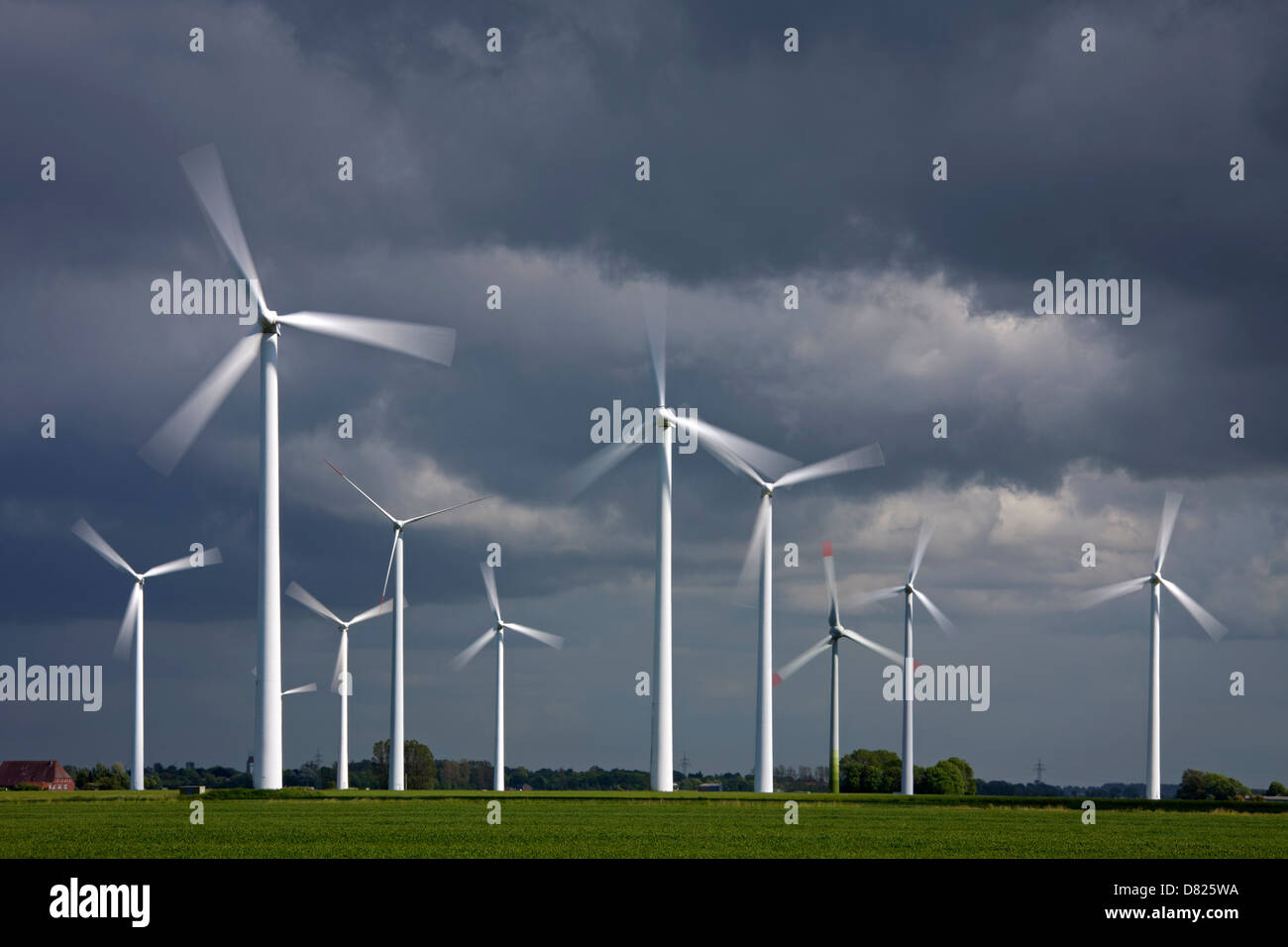 Il movimento sfocati turbine eoliche a centrali eoliche, risorsa energetica rinnovabile Foto Stock