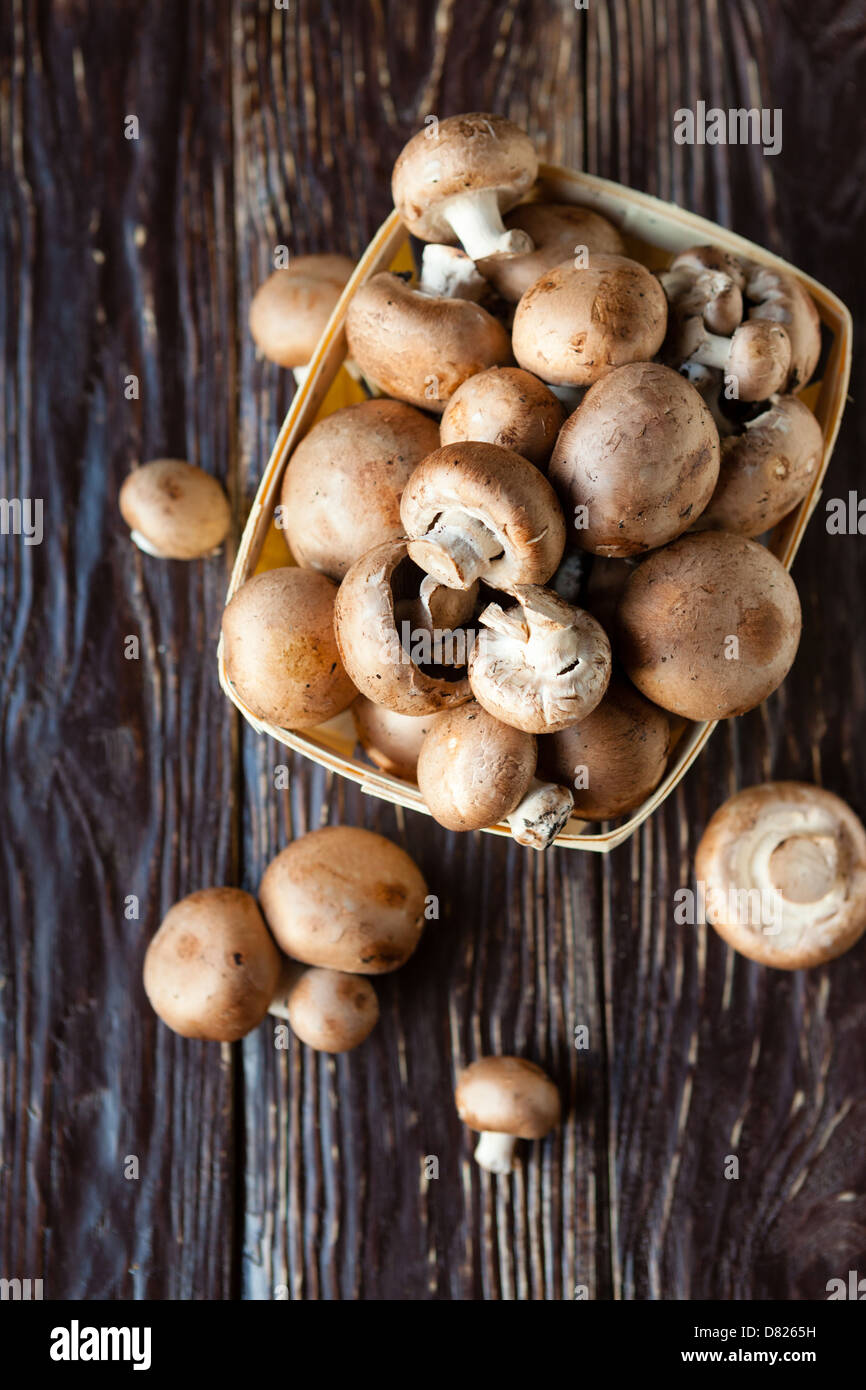 Cesto pieno di funghi freschi, marrone champignon, cibo Foto Stock