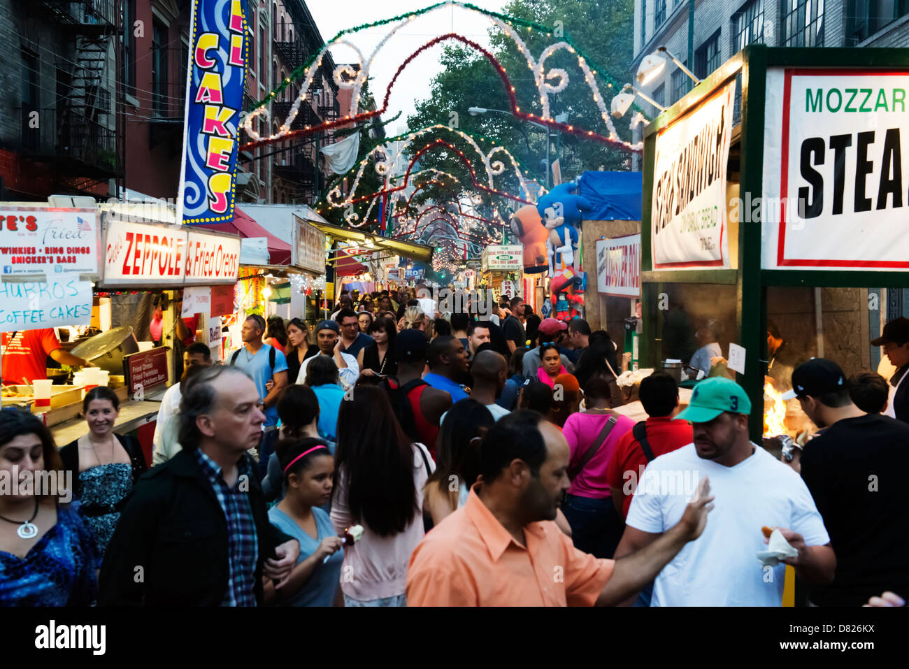 La folla durante la festa di San Gennaro festival italiano in Mulberry Street. Foto Stock