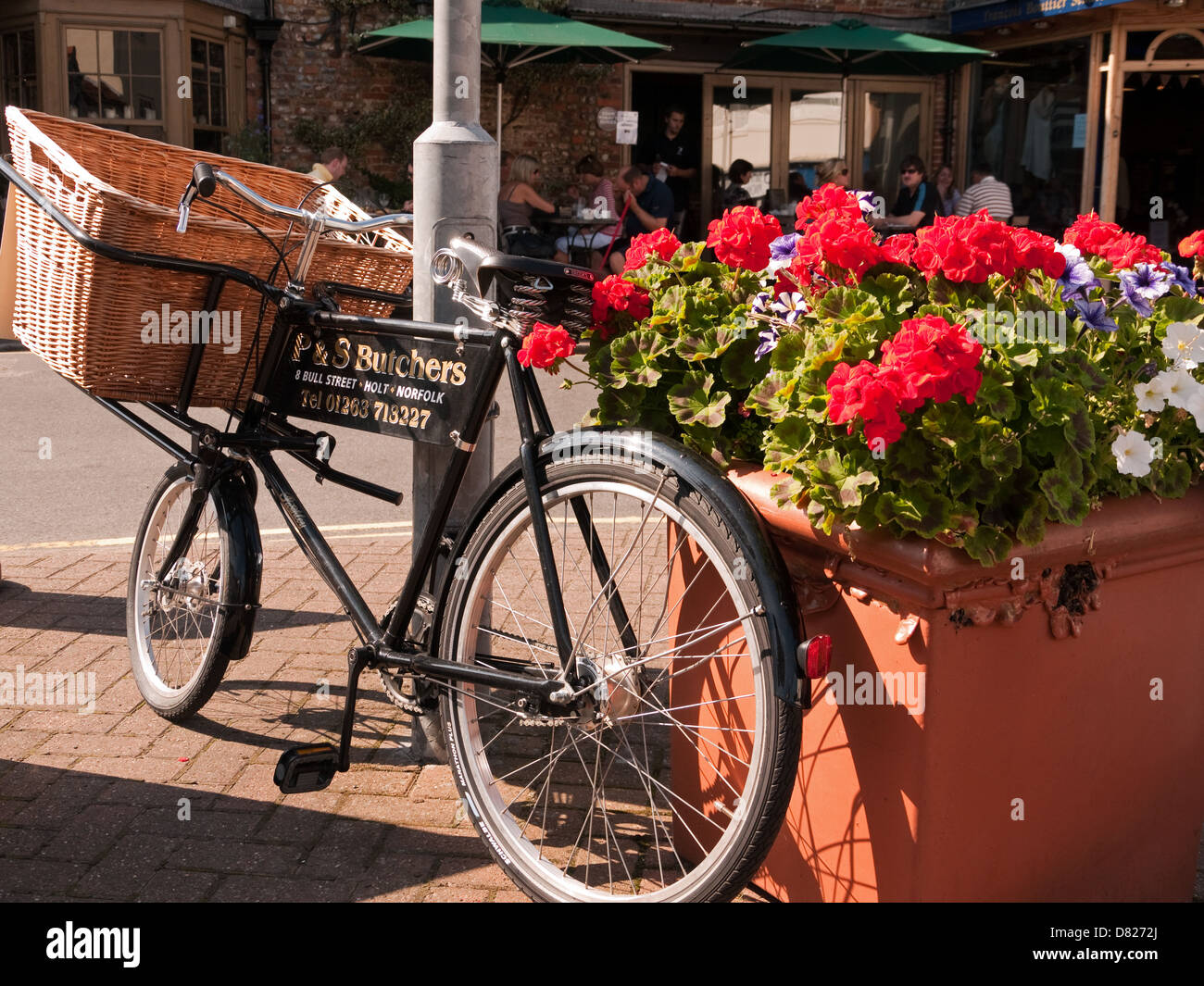 Macellerie tradizionale bicicletta di consegna con cesto di vimini, in Holt, Norfolk, Inghilterra Foto Stock