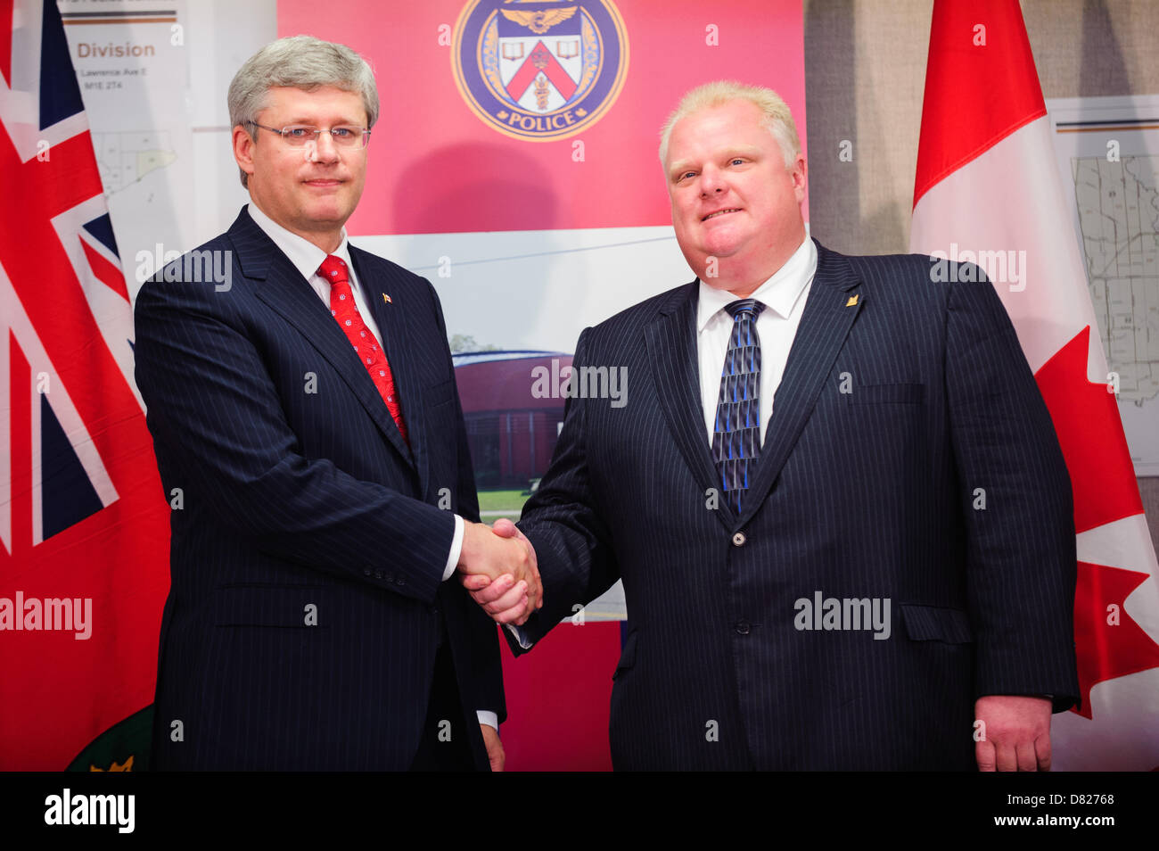 Luglio 27, 2012 FILE [FOTO] - Toronto Mayor Rob Ford (R) scuote le mani con il Primo Ministro canadese Stephen Harper, in corrispondenza di una apparizione pubblica nel 2012. Ford ha dovuto affrontare le precedenti affermazioni di abuso di droga e alcol, ma la stella di Toronto il giornale è segnalato che un video di Ford di fumare cocaina crack è stato offerto per la vendita da parte di una persona anonima. Credito: Victor Biro / Alamy Live News Foto Stock