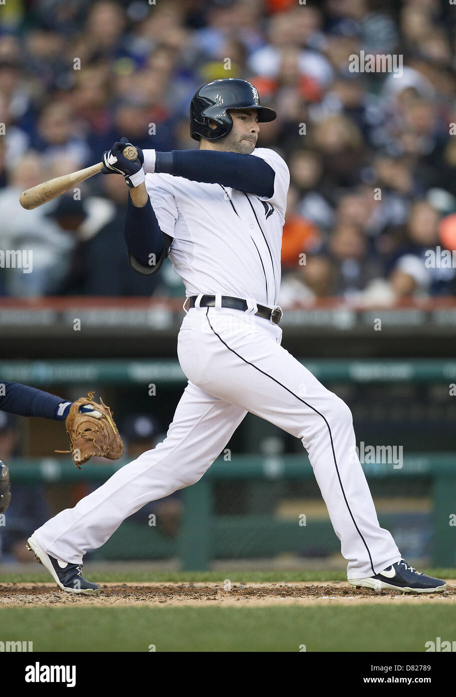 13 maggio 2013 - Detroit, Michigan, Stati Uniti d'America - 13 Maggio 2013: Detroit Tigers catcher Alex Avila (13) a bat durante la MLB azione di gioco tra Houston Astros e Detroit Tigers al Comerica Park di Detroit, Michigan. Le tigri hanno sconfitto il Astros 7-2. Foto Stock