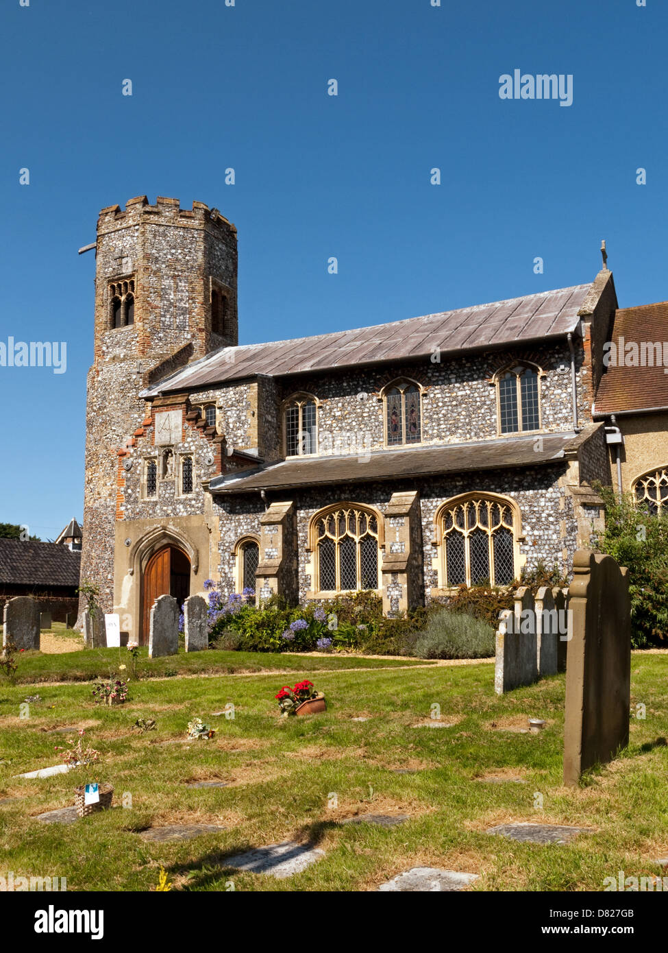 L'antica pietra focaia costruita la chiesa di St Margaret, con la sua torre ottagonale, in Old Catton, Norwich, Norfolk, Inghilterra Foto Stock