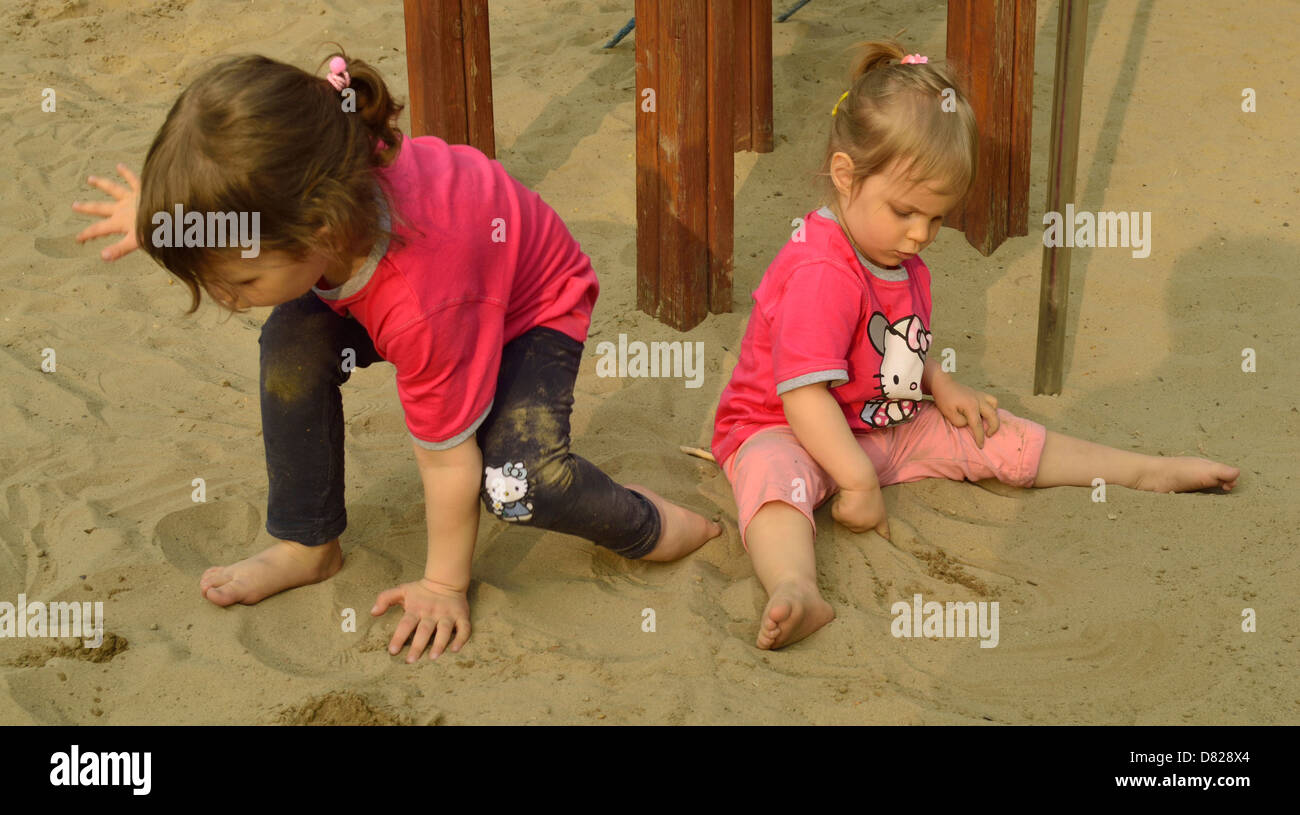 2 e 4 anno vecchio bambine nella buca di sabbia a giocare giochi Parco giochi Foto Stock
