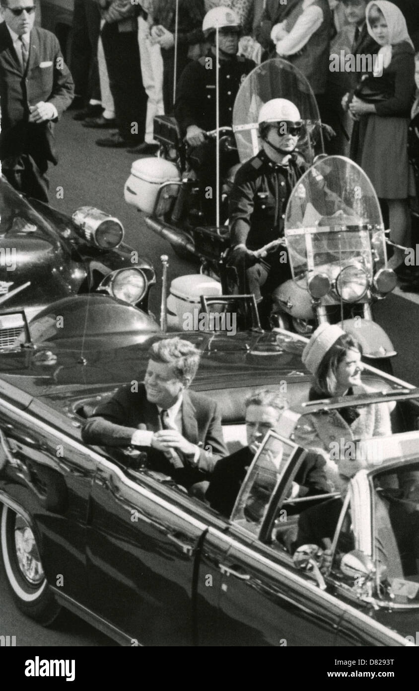 JOHN F. Kennedy (1917-1963) e della moglie Jacqueline con John Connally, governatore del Texas, momenti prima del suo assassinio. Foto Stock