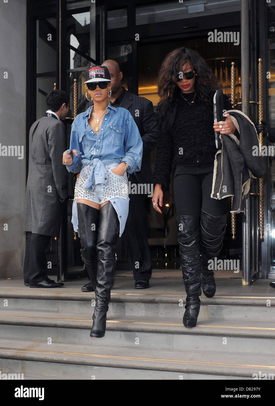 Rihanna lasciando il suo hotel a registrare uno spettacolo TV indossando una maglietta del denim denim mini gonna con perni di metallo ginocchio e stivali alti Foto stock Alamy