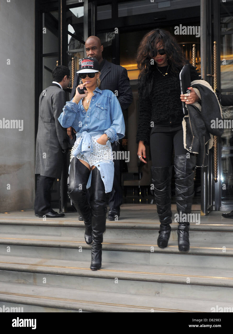 Rihanna lasciando il suo hotel a registrare uno spettacolo TV, indossando una maglietta del denim, denim mini gonna con perni di metallo, ginocchio e stivali alti! Foto Stock