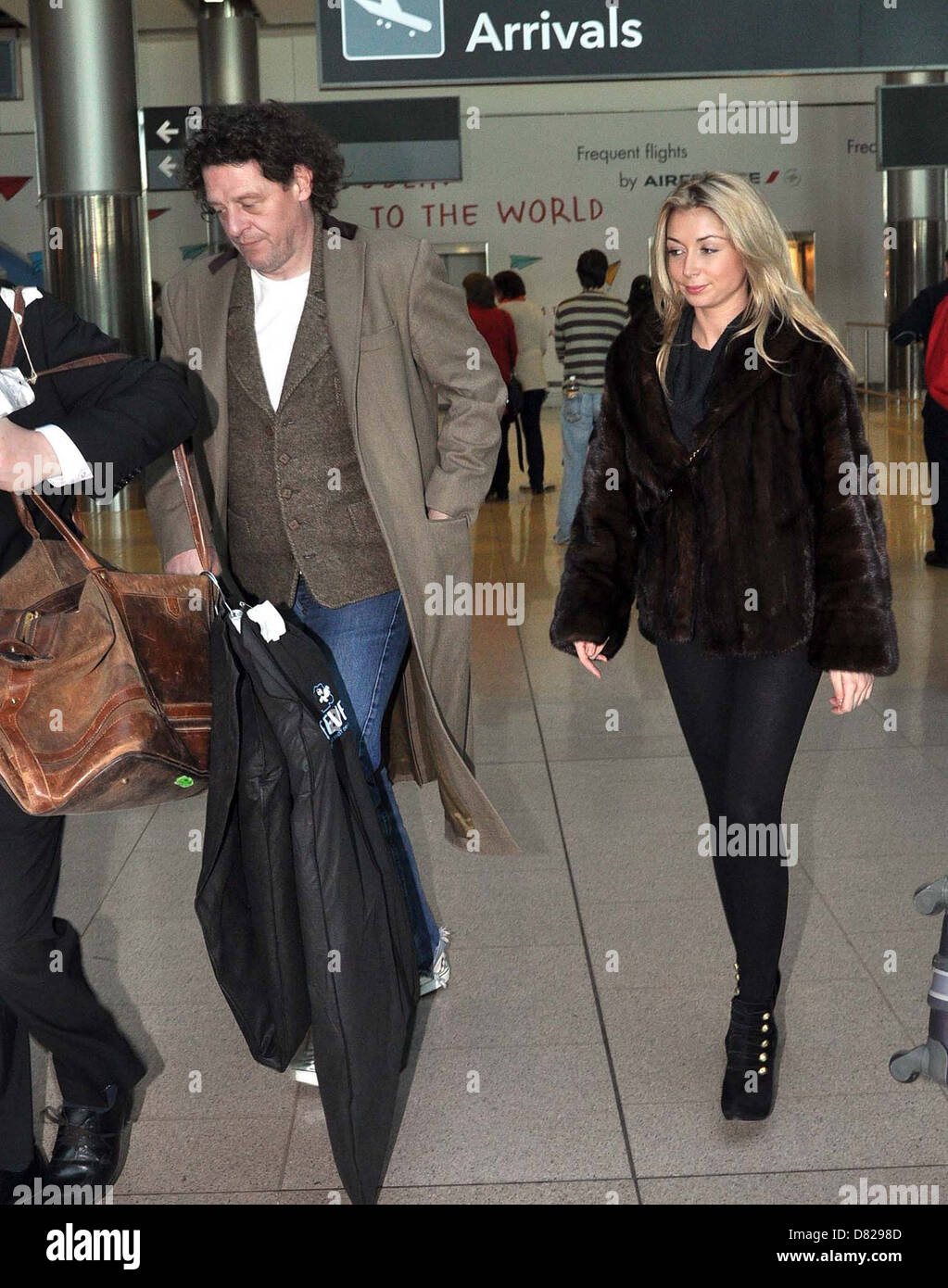 Celebrity Chef Marco Pierre White arrivando all'aeroporto di Dublino oggi con la fidanzata Chloe Willowby. Dopo la realizzazione che egli aveva Foto Stock