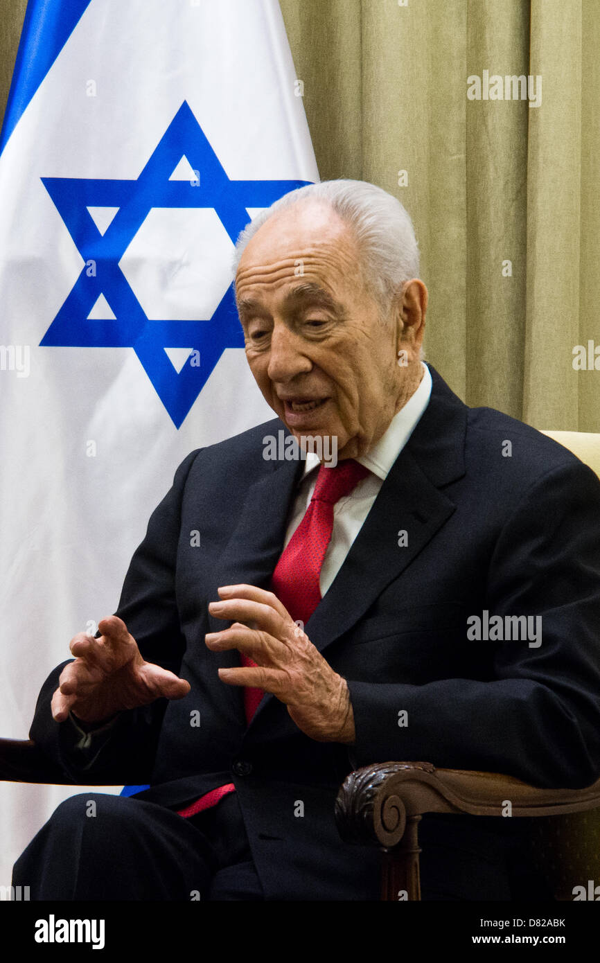 Gerusalemme, Israele. Il 17 maggio 2013. Il presidente israeliano Shimon Peres accoglie FM tedesco Westerwelle a Israele e fa una dichiarazione sulle questioni centrali nella regione e a rafforzare la cooperazione tra i paesi ed esprime il suo sostegno per noi Kerry iniziativa di pace. Gerusalemme, Israele. 17-Maggio-2013. Il presidente israeliano Shimon Peres ospita il Ministro degli Affari esteri della Repubblica federale di Germania, Guido Westerwelle, per un lavoro diplomatico incontro presso i presidenti di residenza. Credito: Nir Alon / Alamy Live News Foto Stock