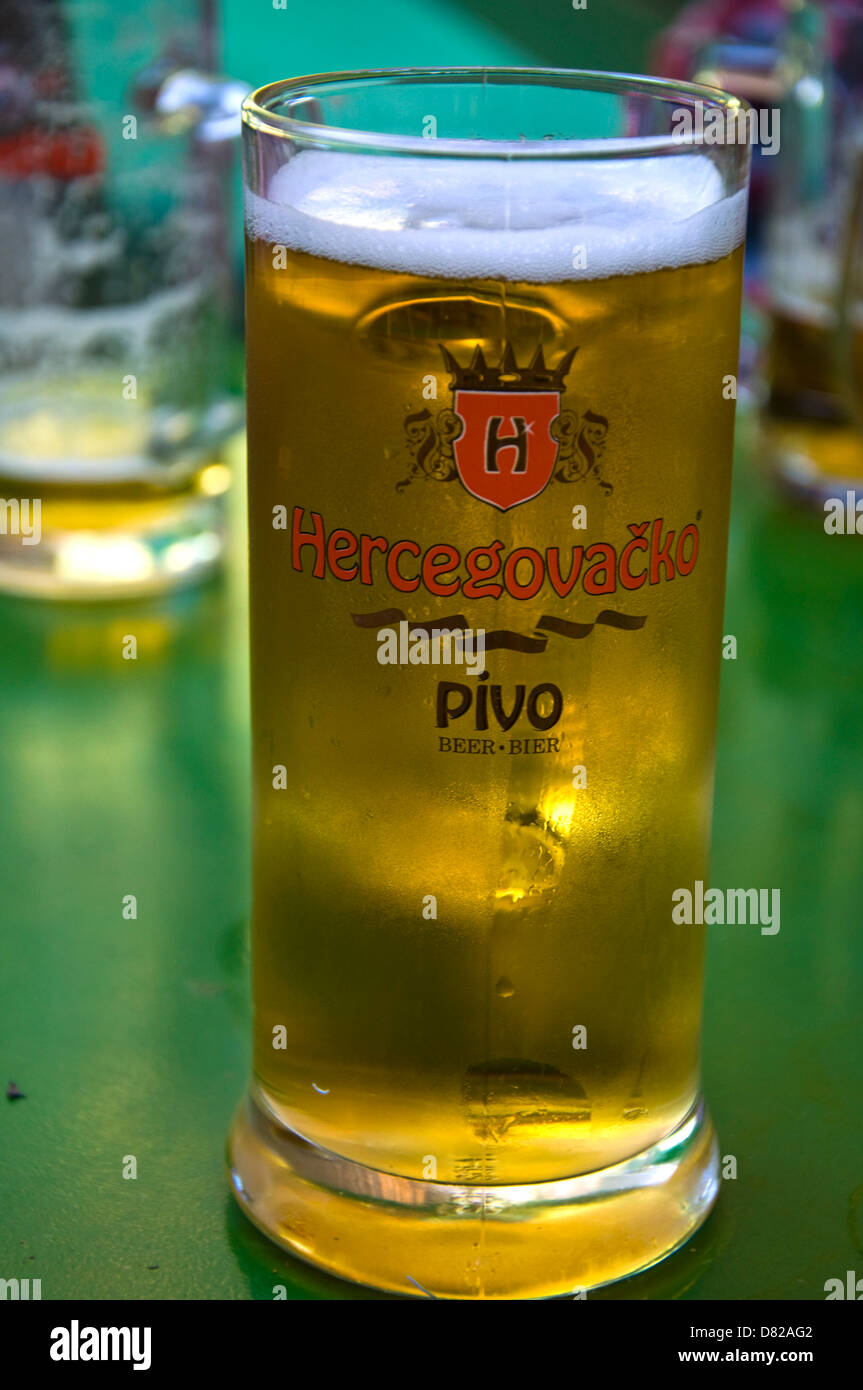 Pivo Hercegovacko birra in Mostar Bosnia Erzegovina fabbricato localmente Foto Stock