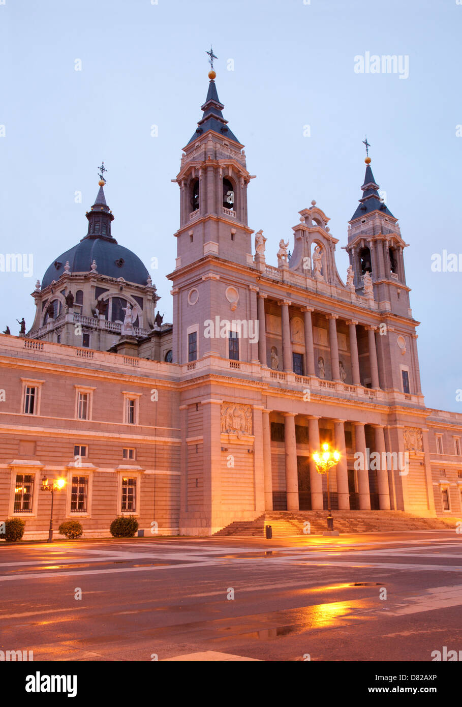 Madrid - Santa Maria la Real de La Almudena cattedrale in mattinata al tramonto Foto Stock