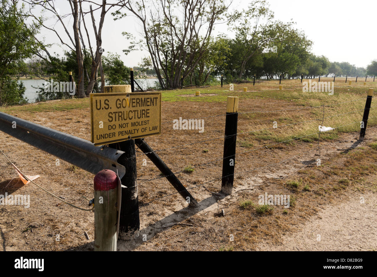 Stati Uniti Struttura di governo accanto al fiume Rio Grande in missione, Texas Foto Stock