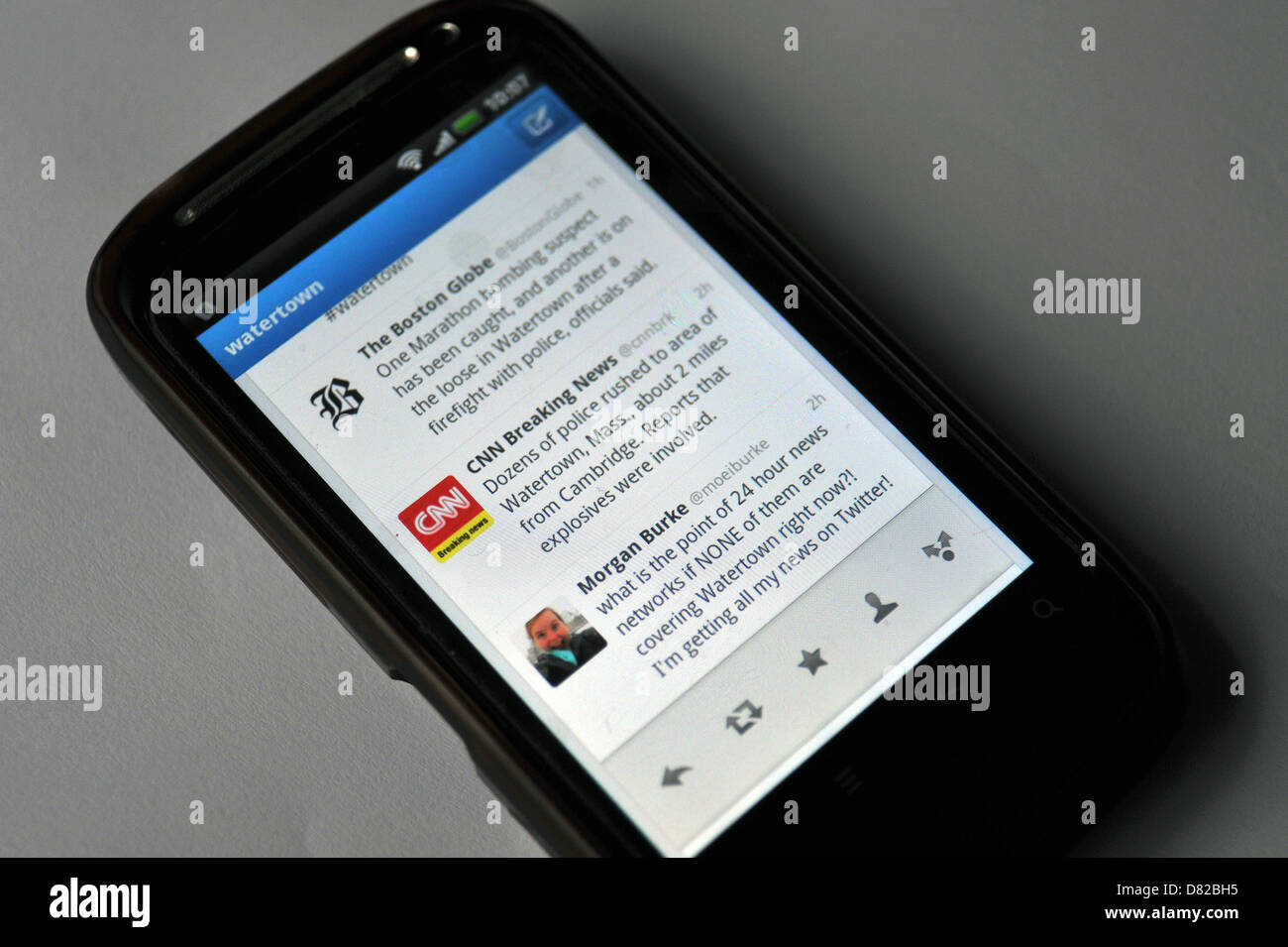 Twitter commenti fatti durante la caccia per la Maratona di Boston bombardieri Grande Timur e Dzhokhar Tsarnaev su un telefono cellulare schermo. Foto Stock