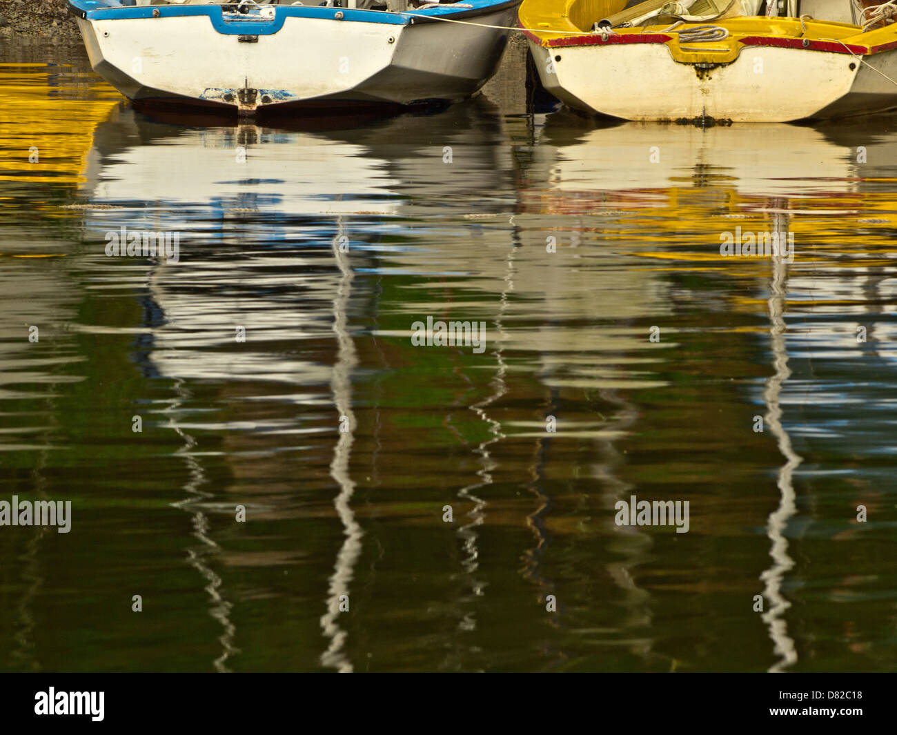 Contemporanea immagine astratta delle barche sulla riva del lago, Nicol fine, Lake District, Cumbria, Regno Unito Foto Stock