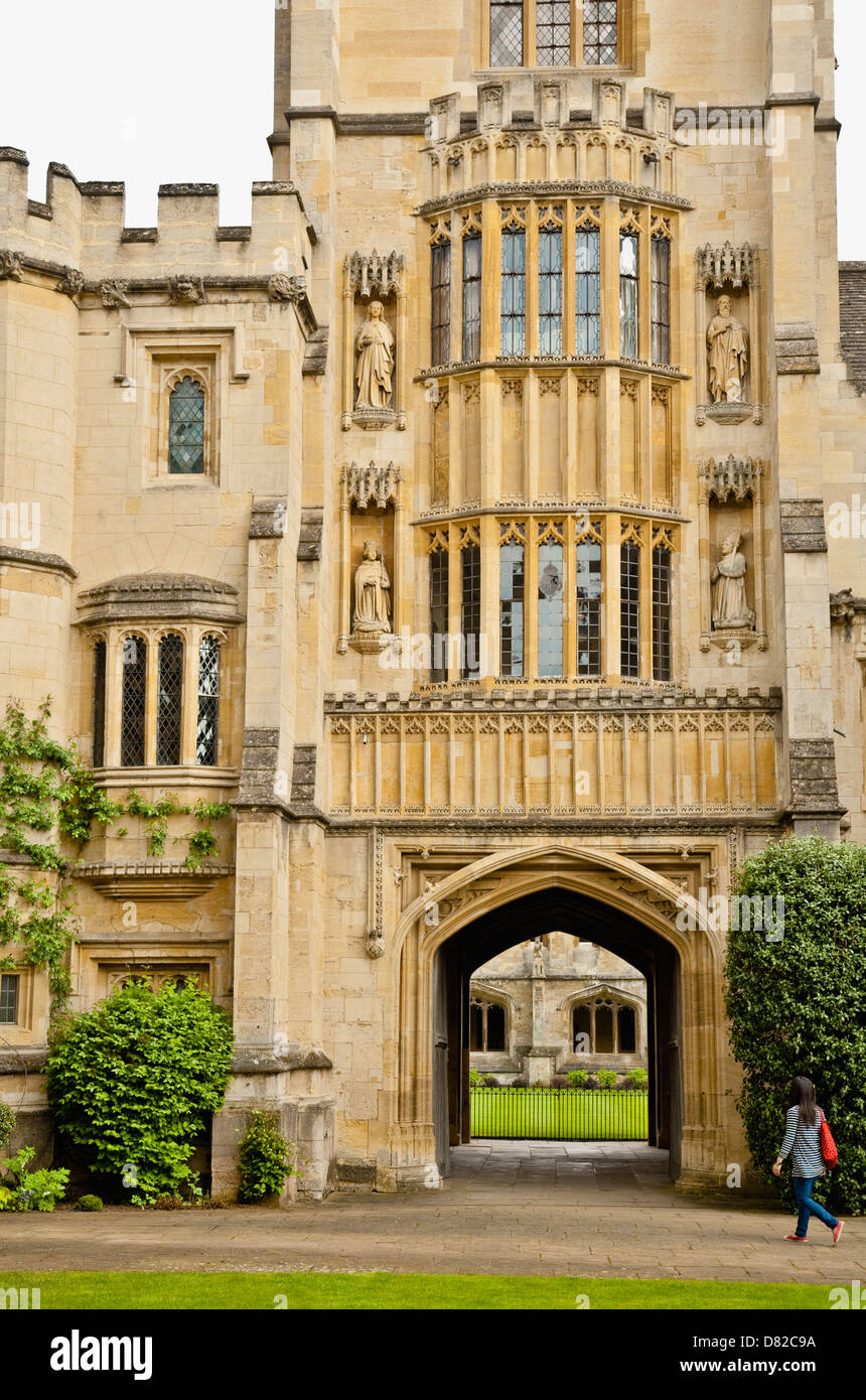 Fondatori Tower, il Magdalen College di Oxford. Una giovane donna si avvicina il portone che conduce al chiostro dei giardini. Regno Unito. Foto Stock