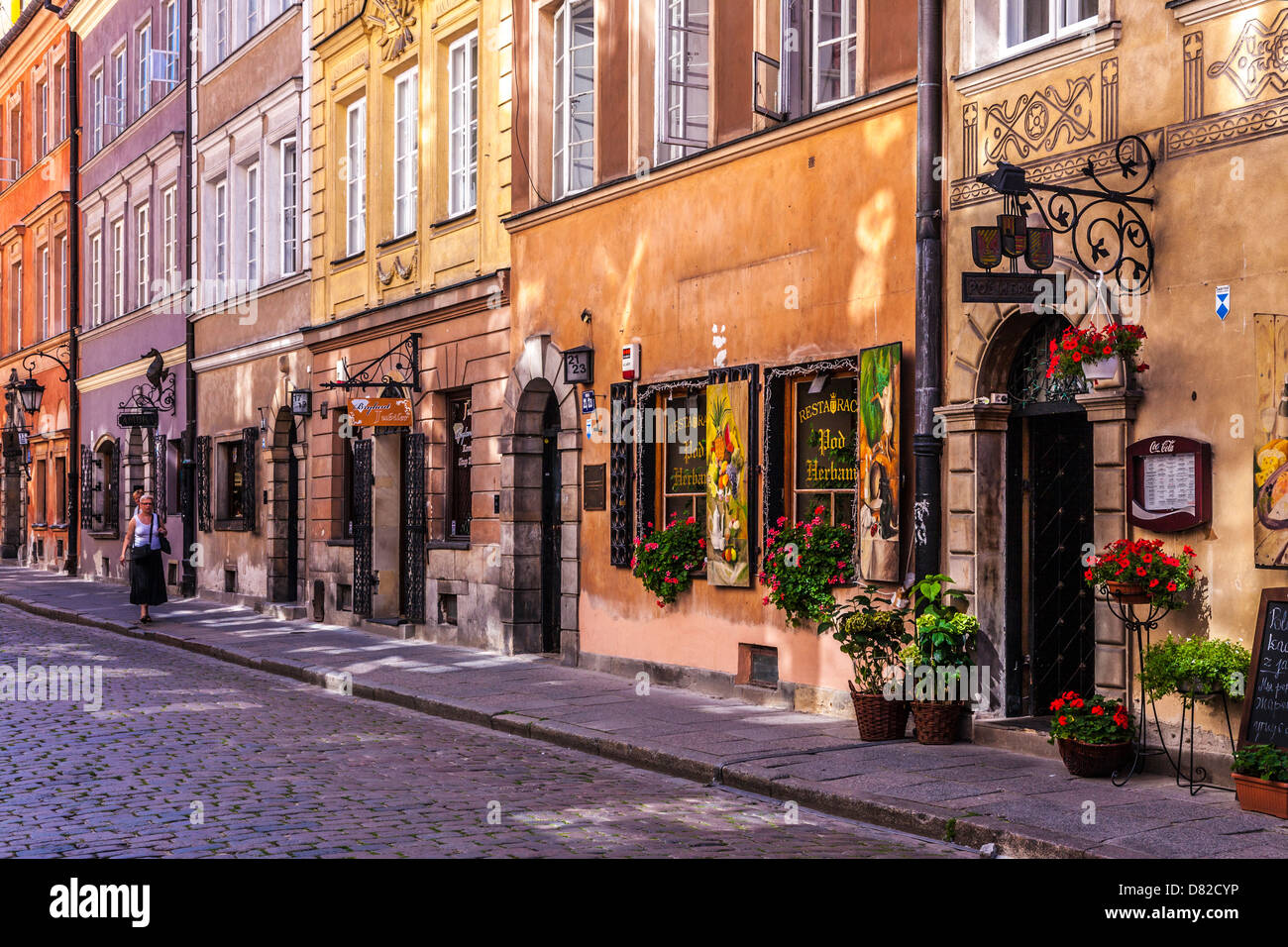 Piccola strada di ciottoli off Stary Rynek (vecchio mercato), nel quartiere storico di Stare Miasto (Città Vecchia) a Varsavia in Polonia. Foto Stock