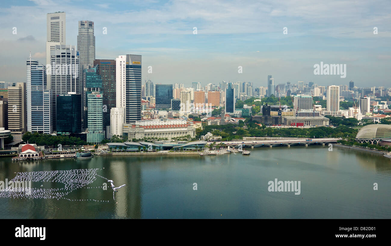 Vista aerea di Singapore il distretto centrale degli affari con elevato aumento edifici per uffici e Marina Bay acque in primo piano. Foto Stock