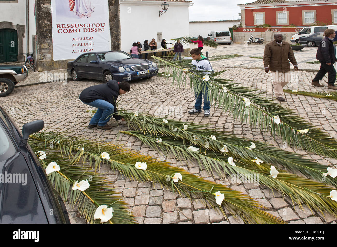 Pasqua - Fiore Festival torce preparati di foglie di palma con fiori São Brás de Alportel Algarve Portogallo Europa Foto Stock