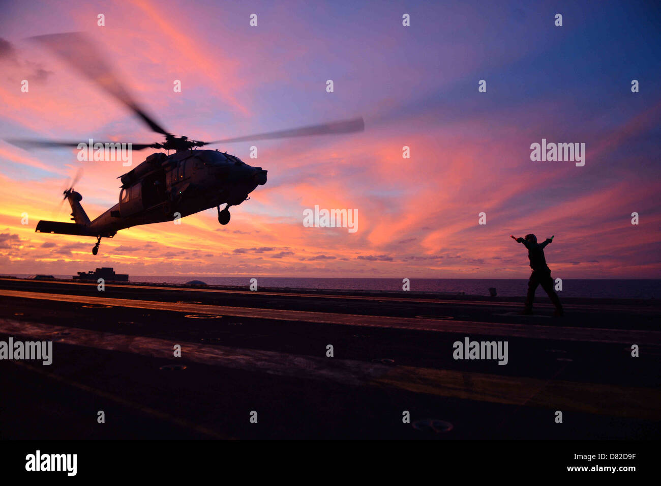 USS John C. Stennis conduce operazioni heliopter. Foto Stock