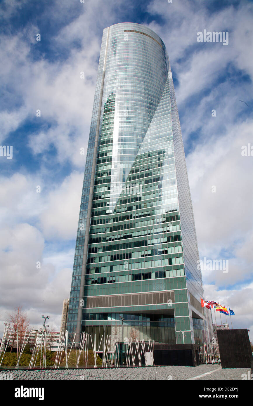 MADRID - MARZO 11: grattacielo Torre Espacio. Edificio fu costruito nel 2007 Foto Stock