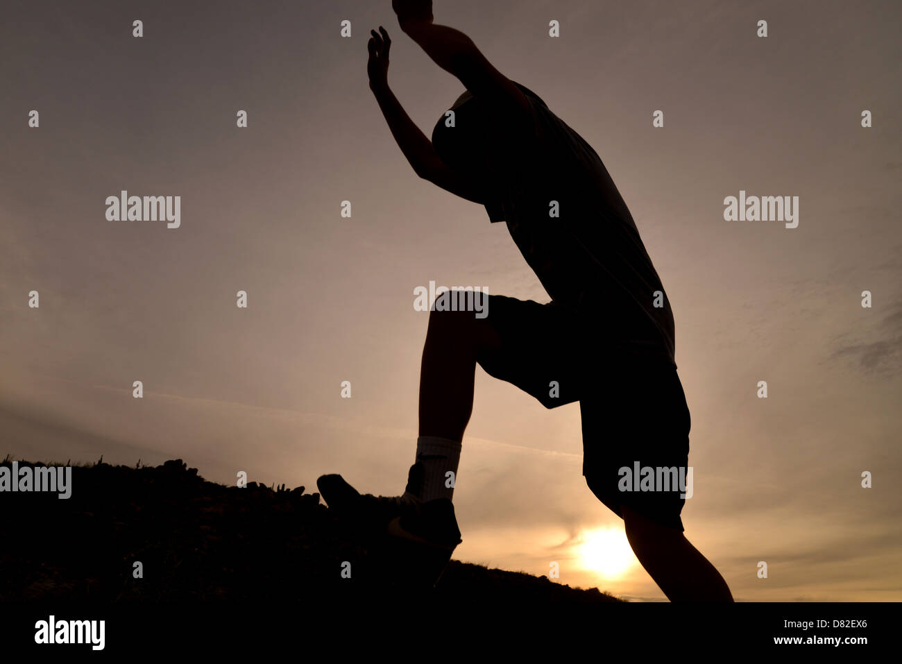 Boys jump massi durante le escursioni ai piedi delle colline di Santa Catalina Mountains, Deserto Sonoran, Catalina, Arizona, Stati Uniti. Foto Stock