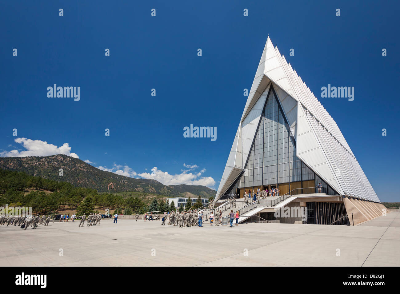 Militari e civili di parrocchiani lasciando Air Force Academy Cappella dopo la Domenica Servizi, Colorado Springs, Colorado Foto Stock