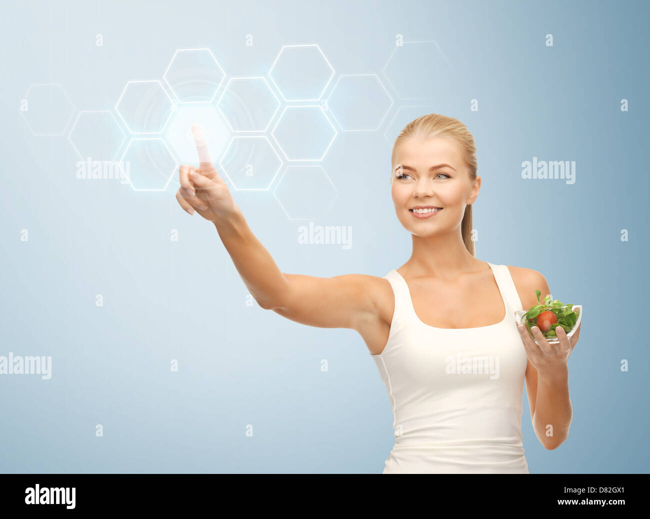 Donna con insalata e schermo virtuale Foto Stock