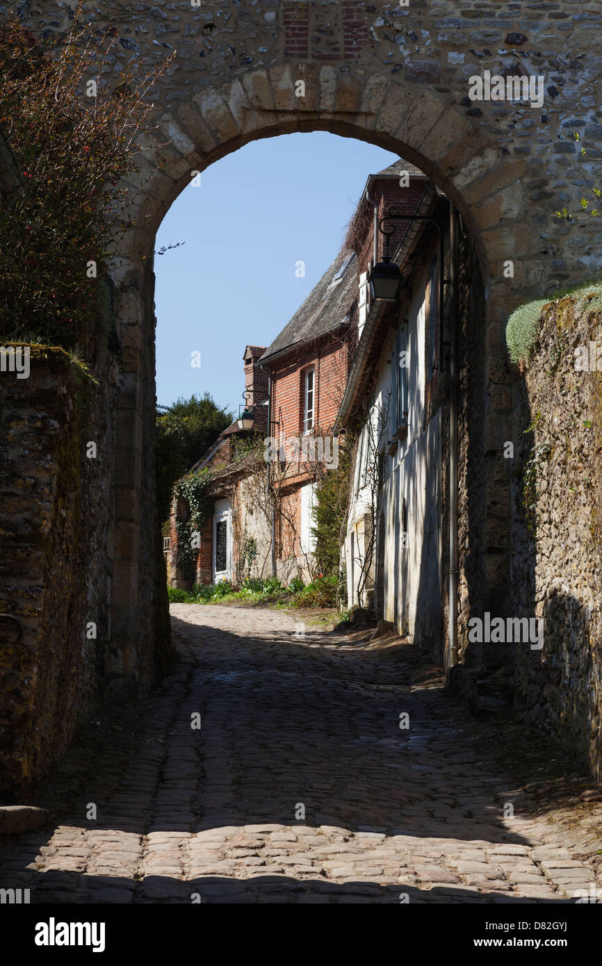 Torre restante gate di ex castello medievale distrutto (fine del XVI secolo), Gerberoy, Oise, Piccardia, Francia Foto Stock