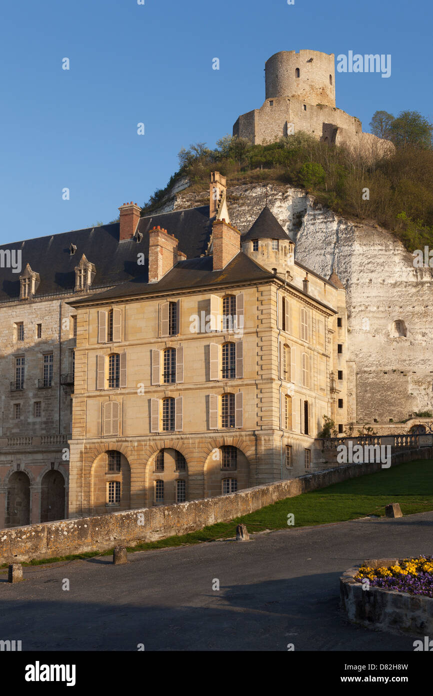 Chateau de La Roche-Guyon con dungeon (castello di mantenere) che si eleva al di sopra di esso, Roche-Guyon, Ile de France, Francia Foto Stock