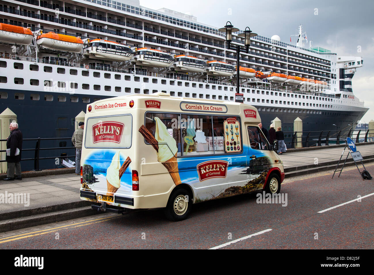 Liverpool, Regno Unito il 17 maggio 2013. Cornish ice cream Vendor furgone presso la grande nave da crociera terminale in cui la nave passeggeri registrati in Bermuda Liner RMS Queen Mary 2 ormeggiato sulla sua visita alla città. Il Liverpool Cruise Terminal di Princes Parade è un 350-metro-lunga struttura galleggiante situato sul fiume Mersey consentendo grandi navi da crociera per visitare senza inserire il dock chiuso o sistema di ormeggio a metà fiume e i passeggeri di gara a terra. Il terminale è stato ufficialmente inaugurato il 21 Settembre 2007 da Sua Altezza Reale il Duca di Kent quando la Queen Elizabeth 2 ormeggiate presso il terminale. Foto Stock